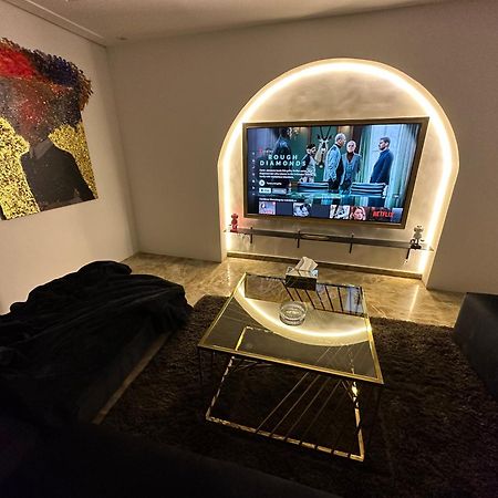 Modern 1-Bedroom Apartment In Zamalek Visits Allowed Cairo Exterior foto