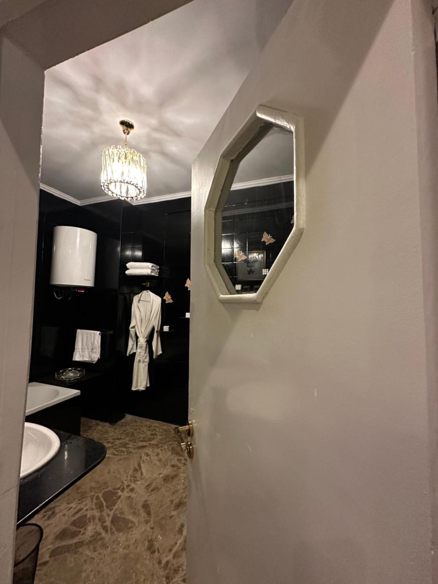 Modern 1-Bedroom Apartment In Zamalek Visits Allowed Cairo Exterior foto